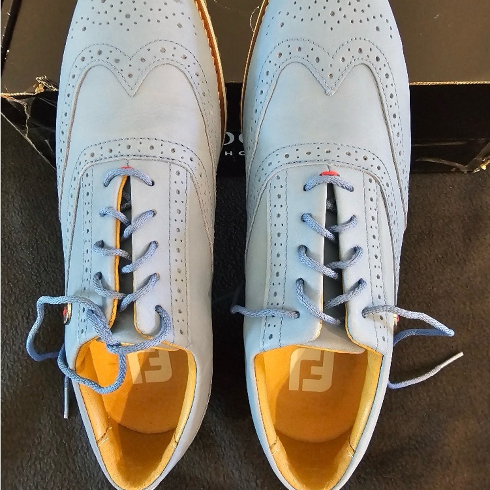 FootJoy Women’s Light Blue golf shoes with Red Accent - Picture 2 of 4